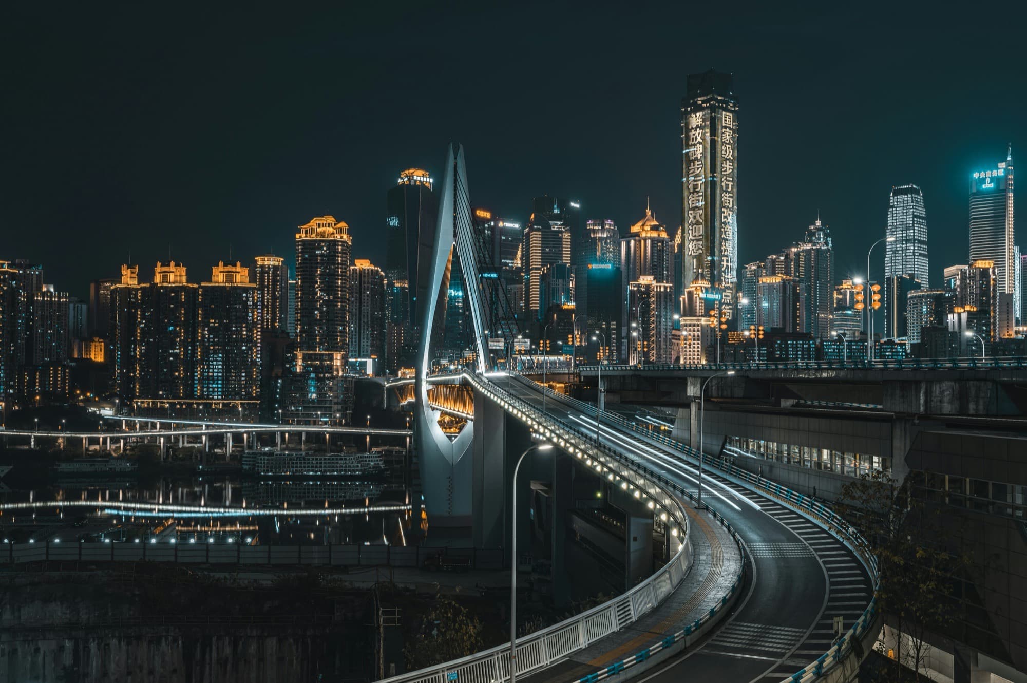 Lo skyline notturno di Chongqing e il ponte Dongshuimen.