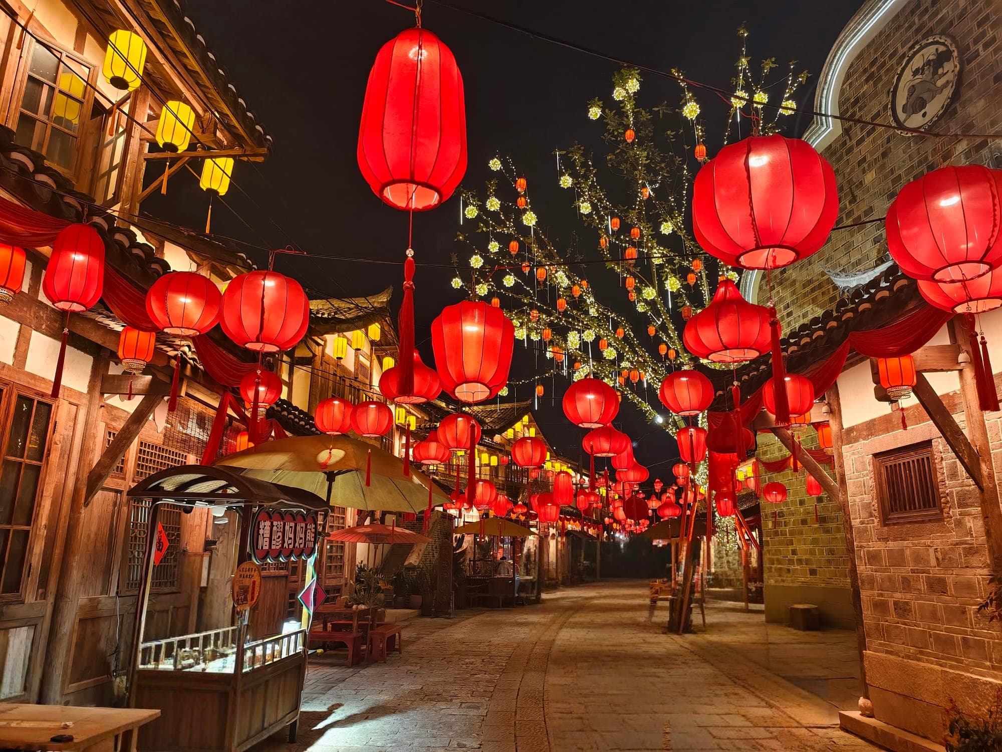 La via antica di Guanying fra le lanterne rosse.