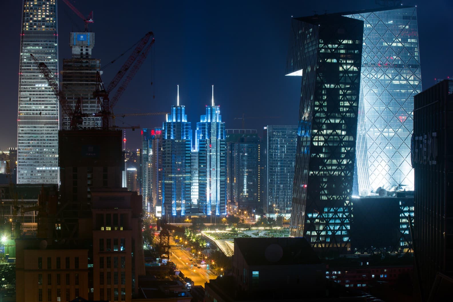 Le luci del quartiere degli affari di Pechino al calare della sera — la città in cui è iniziato tutto.