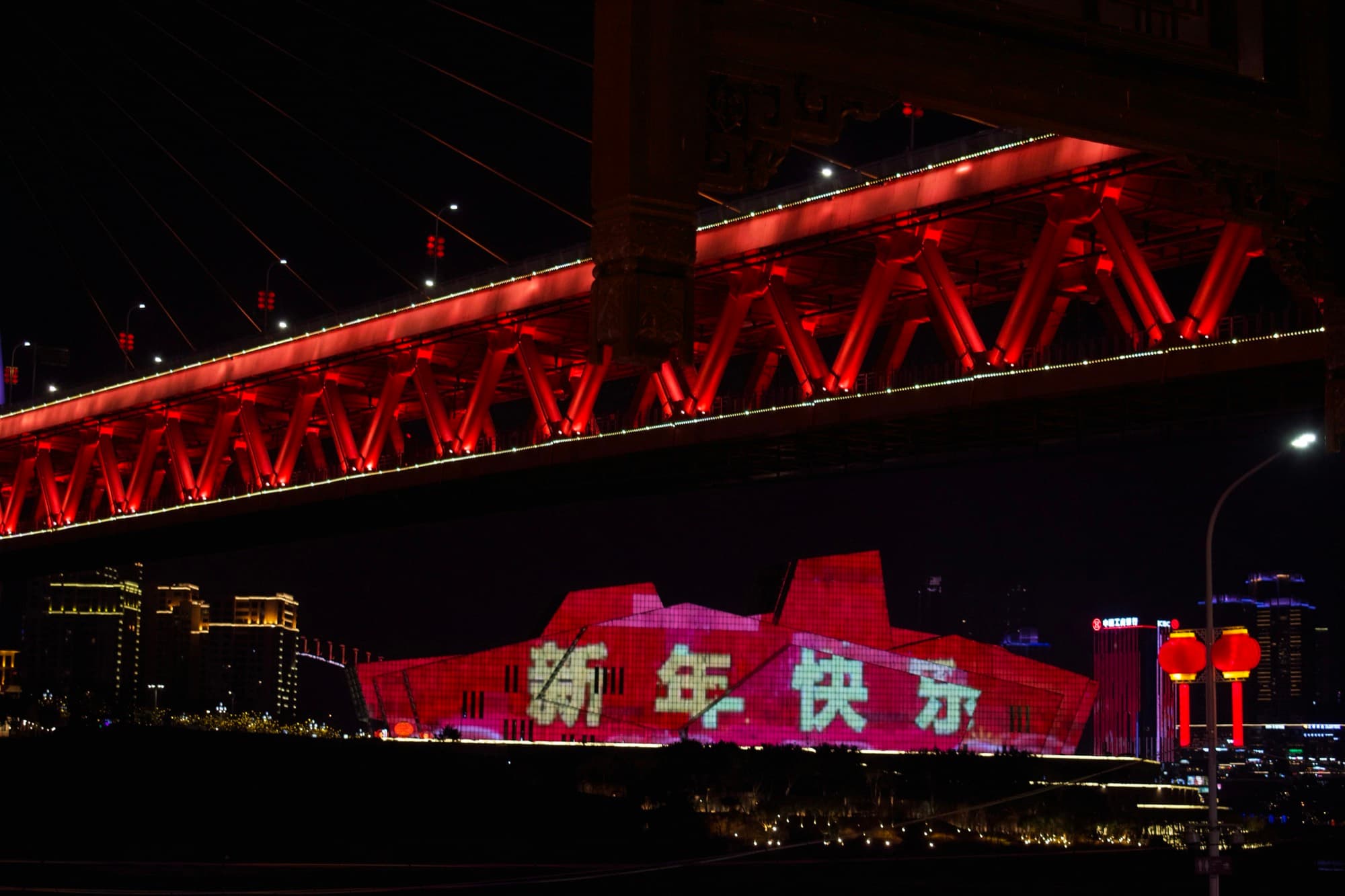 Chongqing — La metropoli verticale sullo Yangtze: la metro tra i palazzi, le luci che non si spengono mai.