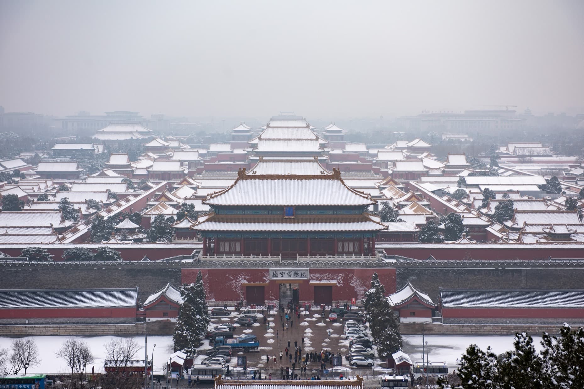 Pechino — La capitale imperiale: duemila anni tra i vicoli degli hutong, le mura rosse e l'immensità di Tian'anmen.