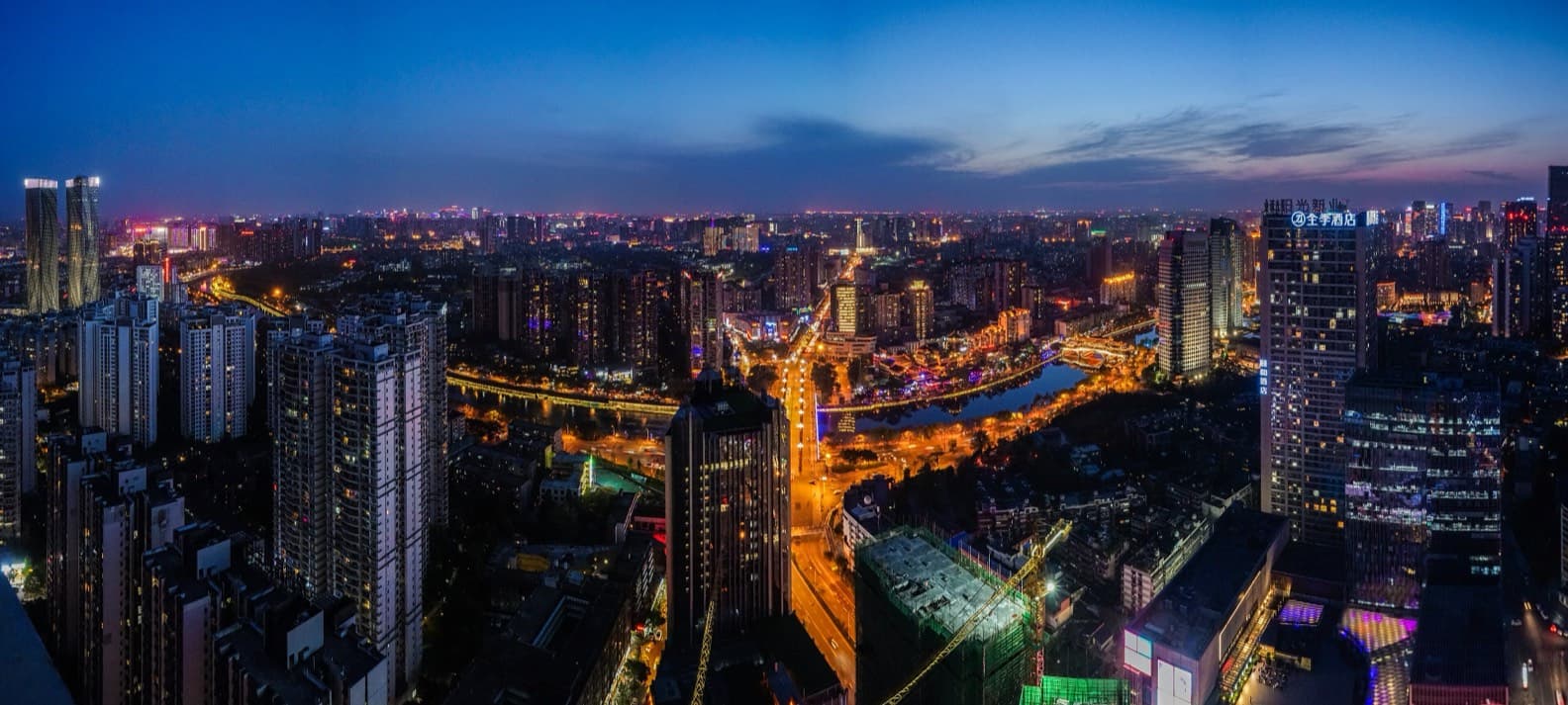 Le torri gemelle di Chengdu illuminate di notte: la Cina civica e istituzionale.