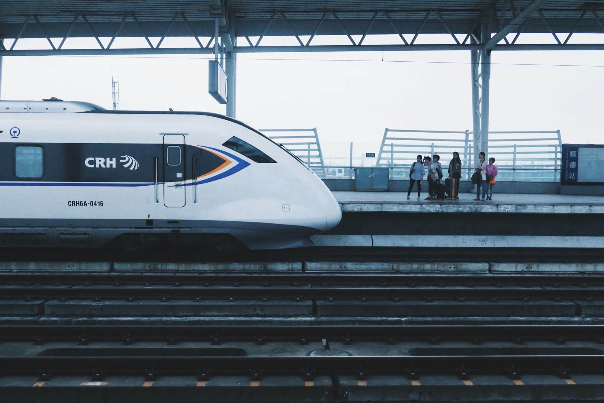 Treno per Chongqing e skyline serale