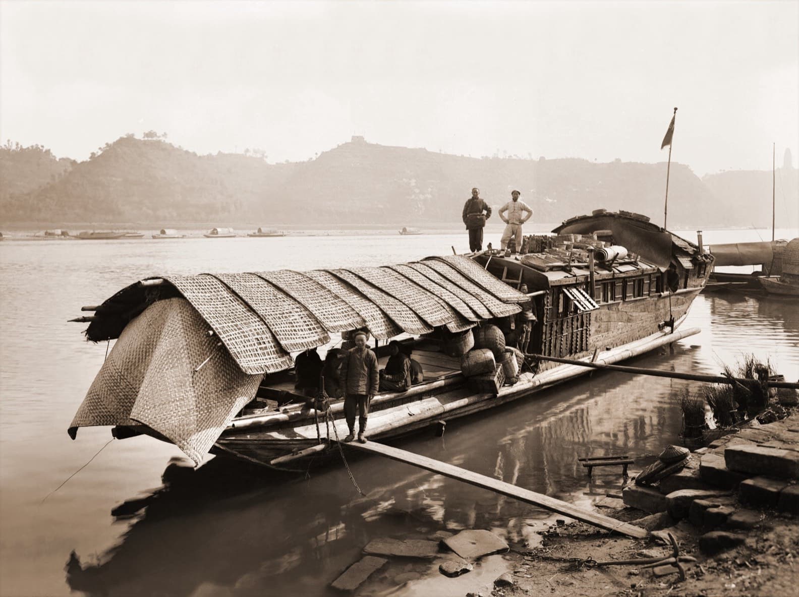 Barche tradizionali sullo Yangtze avvolte nella foschia, vicino a Yibin — il territorio a cui apparteniamo.