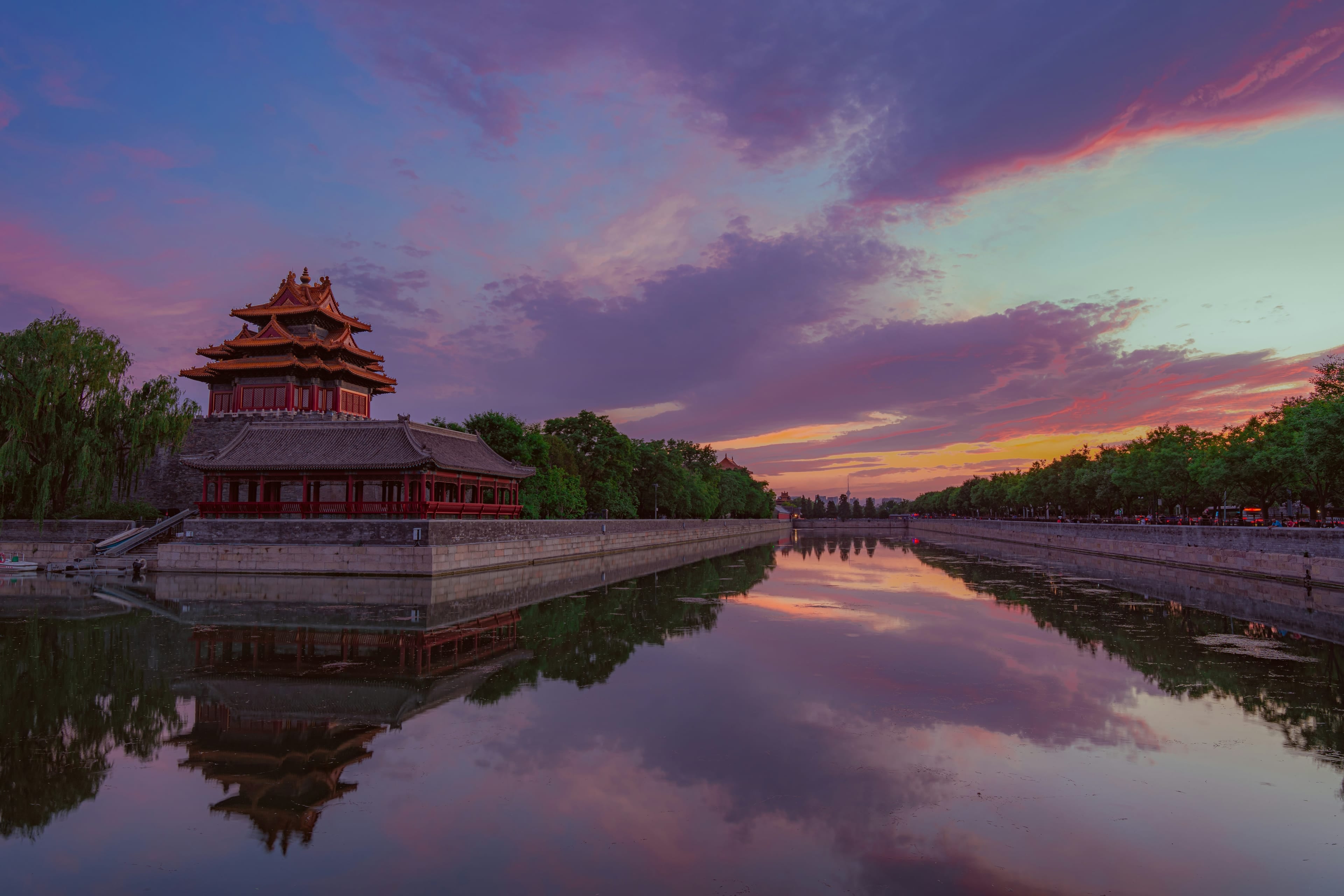 Pechino, la torre angolare della Città Proibita al tramonto.