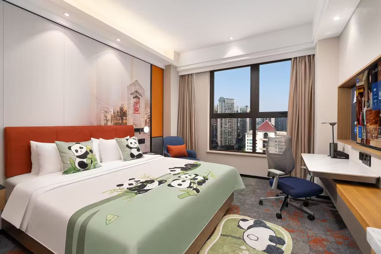 Una camera dell’hotel di Chengdu con i panda alle pareti.
