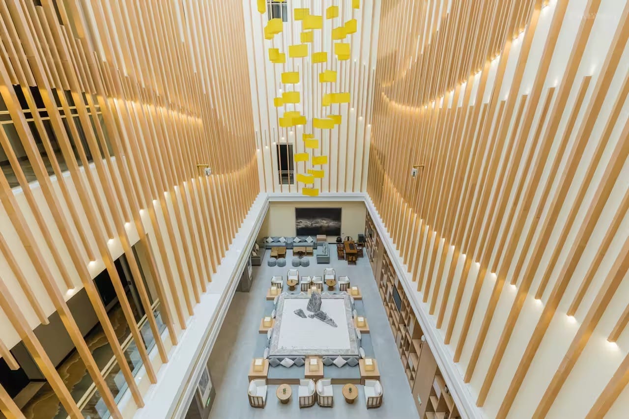 L’atrio dell’hotel di Chongqing, con le lamelle di legno alle pareti.