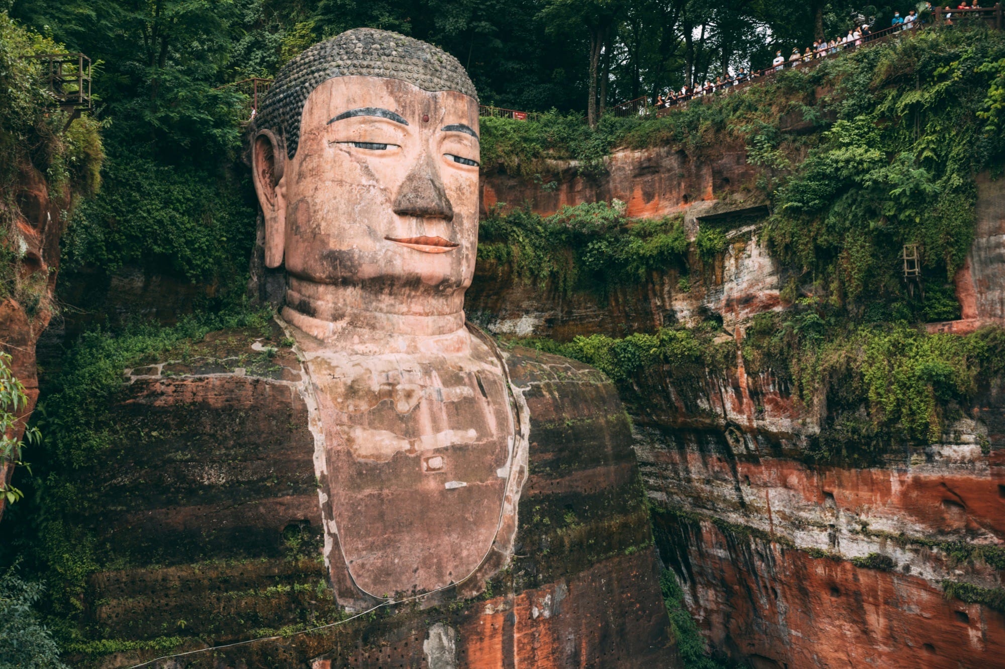 Leshan: il Grande Buddha scolpito nella roccia, sul fiume.