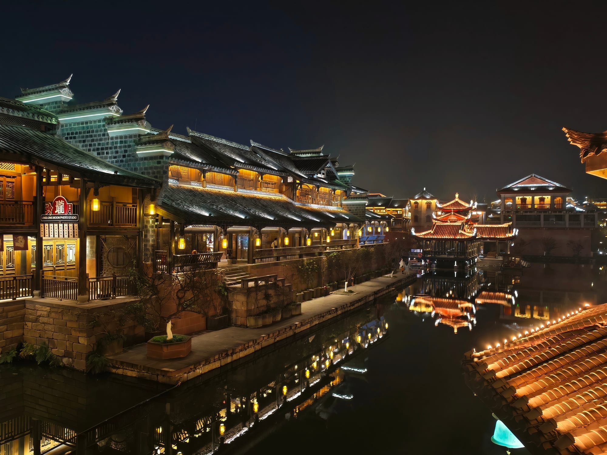 Il canale di Lizhuang di notte, fra le case illuminate.