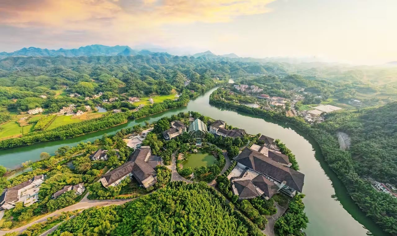 Il resort di Yibin su un’ansa del fiume, visto dall’alto.