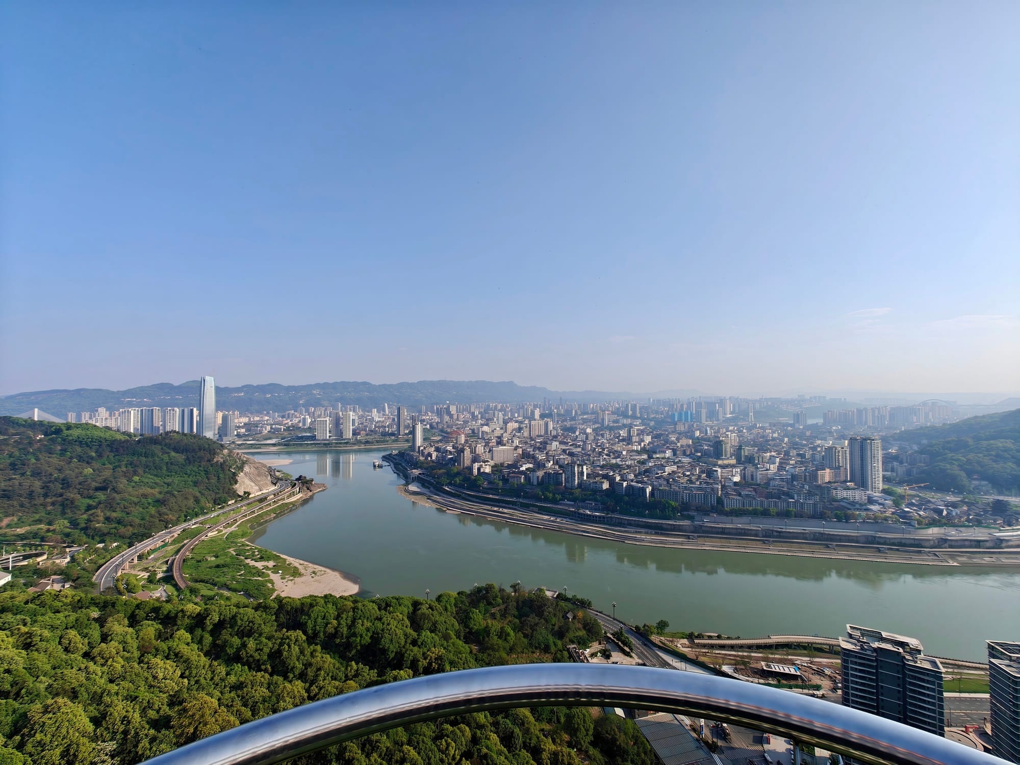 La confluenza dei Tre Fiumi a Yibin vista dall’alto, tra l’acqua e le colline.