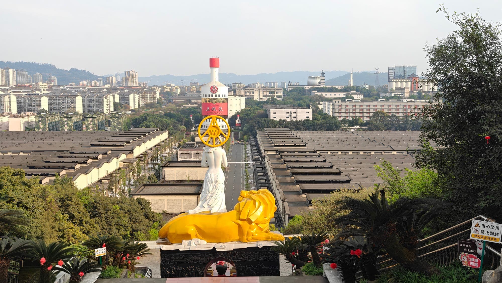 Il monumento a forma di bottiglia del parco Wuliangye, a Yibin, sopra le file di capannoni delle fosse di fermentazione.