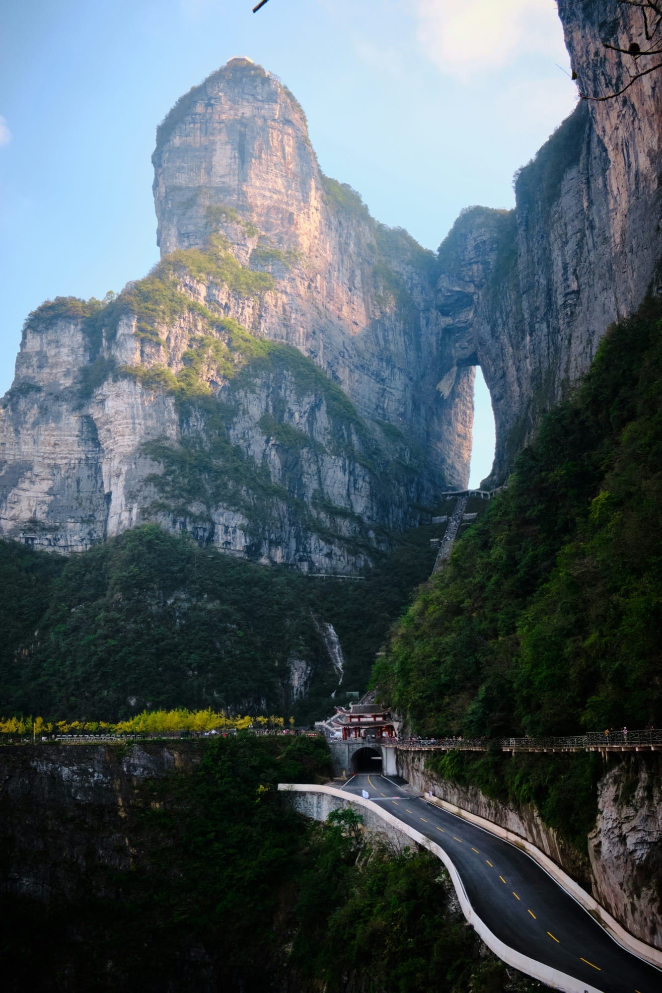 Il Monte Tianmen: la Porta del Cielo e la strada che sale.